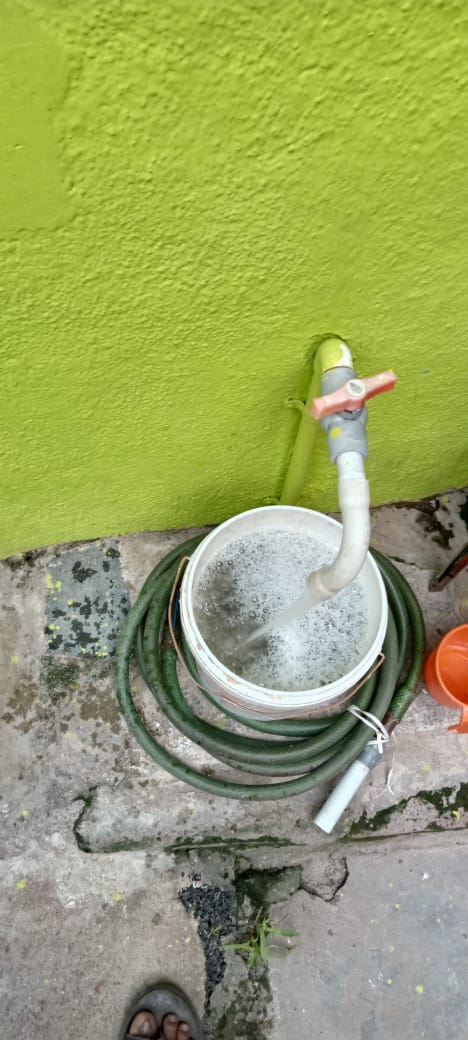 துர்நாற்றம் வீசும் குடிநீர் துர்நாற்றம் வீசும் குடிநீர்