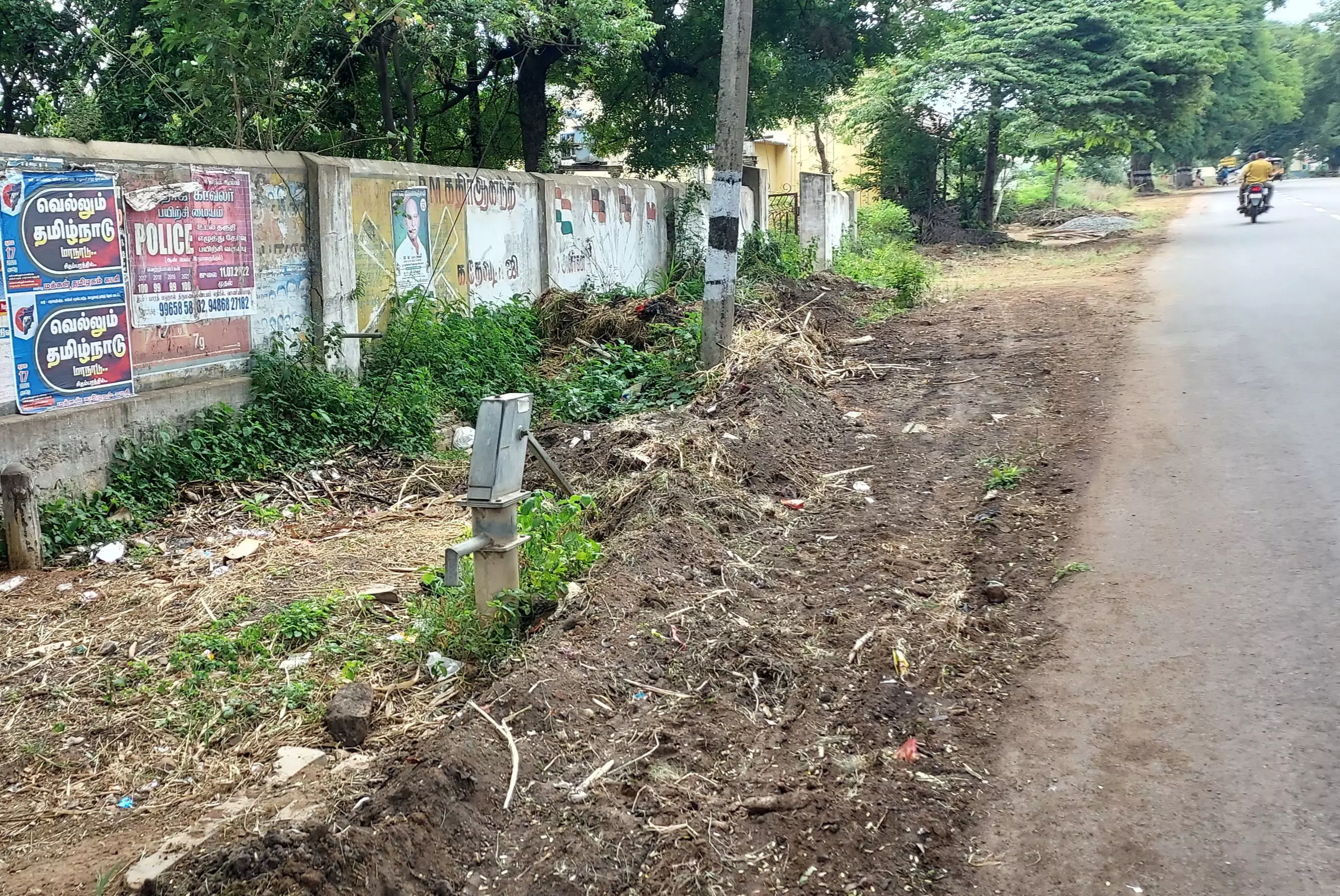அடிபம்பு மறைக்கப்படும் அவலம்