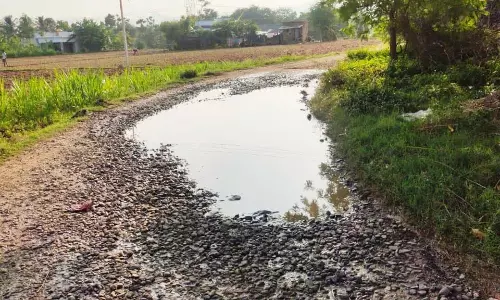 ஜல்லி கற்கள் பெயர்ந்த சாலை