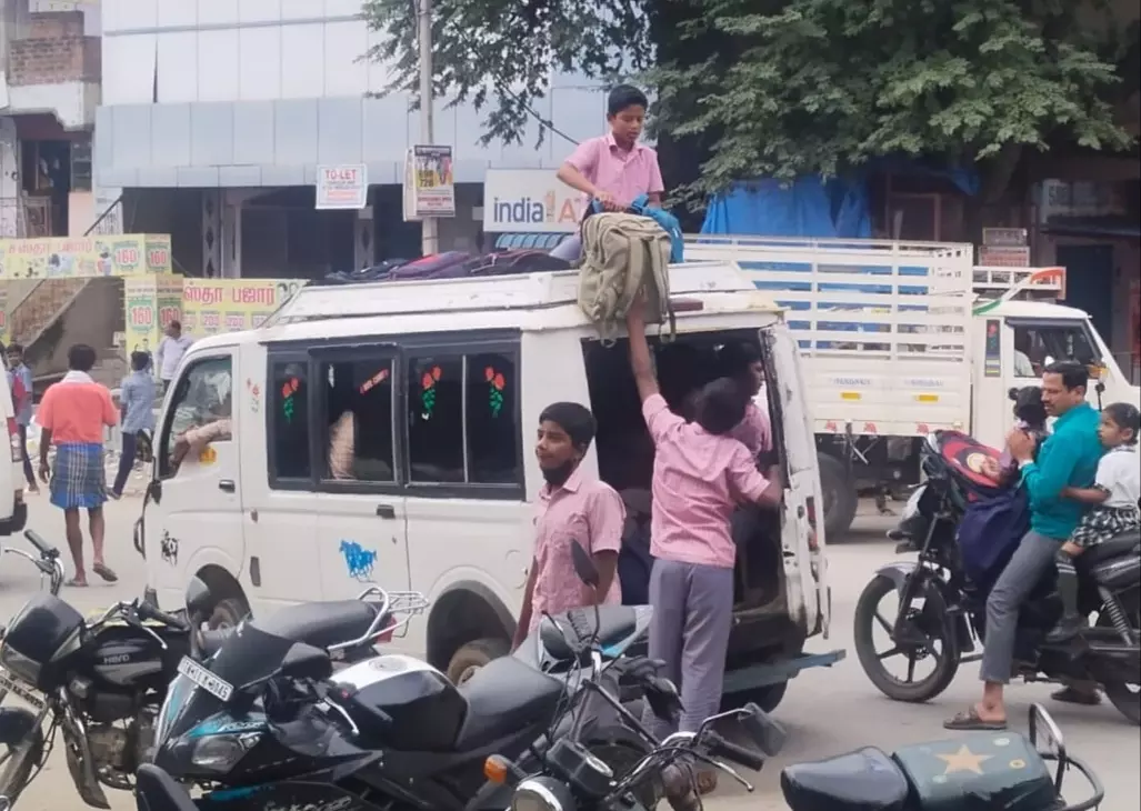 மாணவர்கள் ஆபத்தான பயணம்