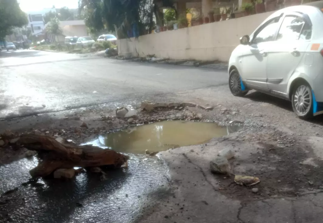 சாலையில் வழிந்தோடும் சாக்கடை கழிவுநீர் சாலையில் வழிந்தோடும் சாக்கடை கழிவுநீர்