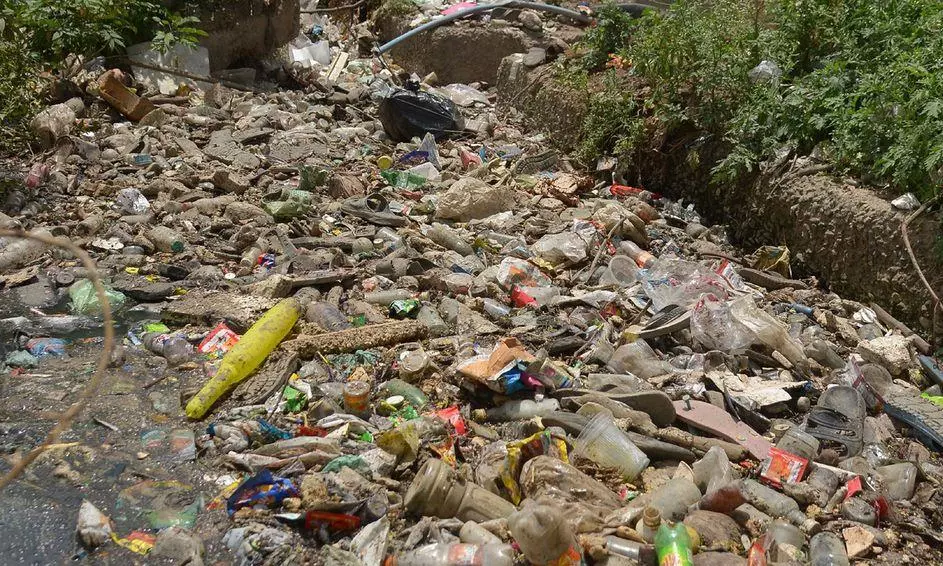 பிளாஸ்டிக் குப்பை குவியல்