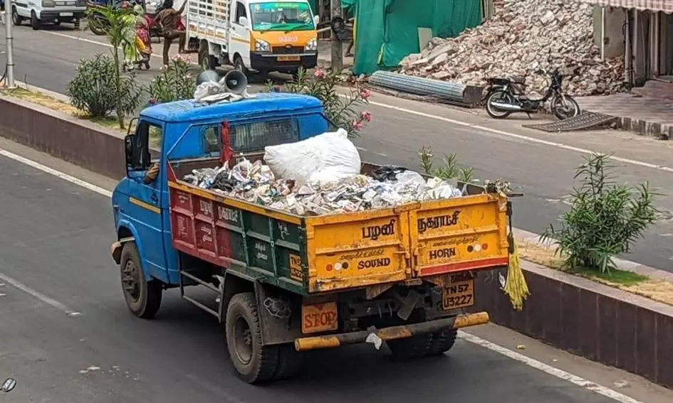சாலையில் சிதறி விழும் குப்பைகள்