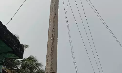 சேதம் அடைந்த மின்கம்பம்
