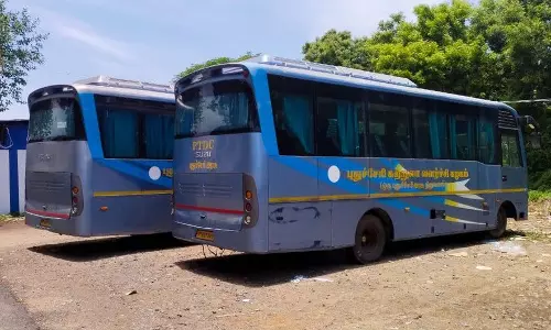 வீணாகும் சுற்றுலாத்துறை வாகனம்