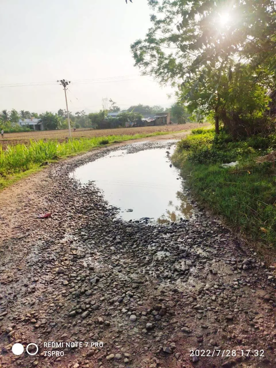 ஜல்லி கற்கள் பெயர்ந்த சாலை