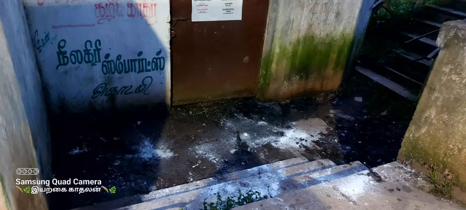 நடைபாதையில் குப்பைகள் அகற்றம் நடைபாதையில் குப்பைகள் அகற்றம்