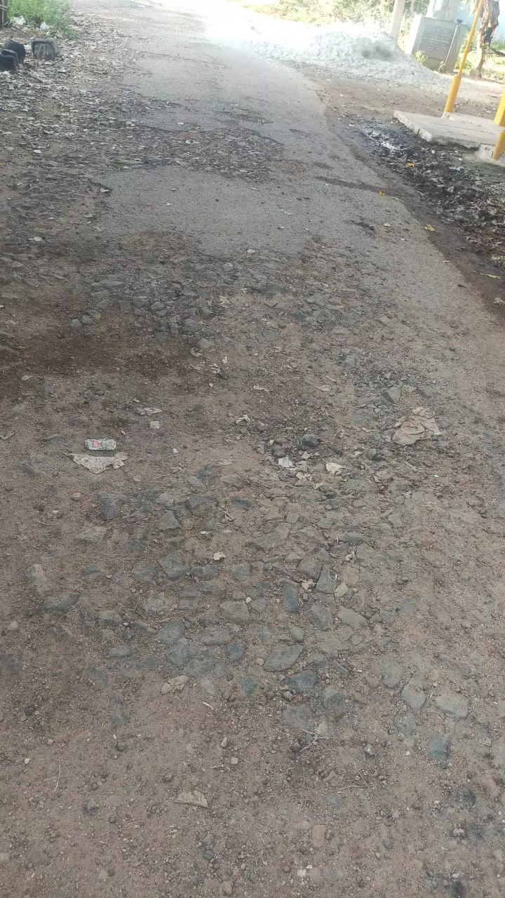 குண்டும் குழியுமான சாலை குண்டும் குழியுமான சாலை