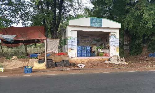 நிழற்குடையை மீட்பார்களா?