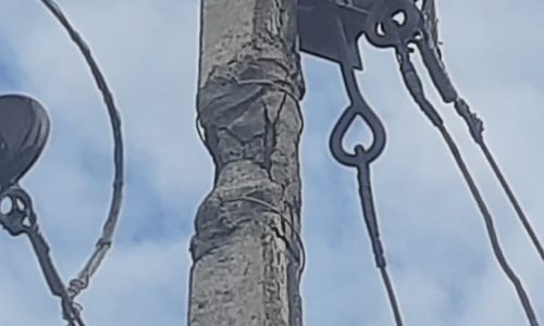 ஆபத்தான மின்கம்பம்