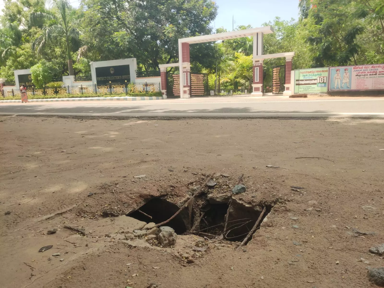 உடைந்து கிடக்கும் கால்வாய் சிலாப்