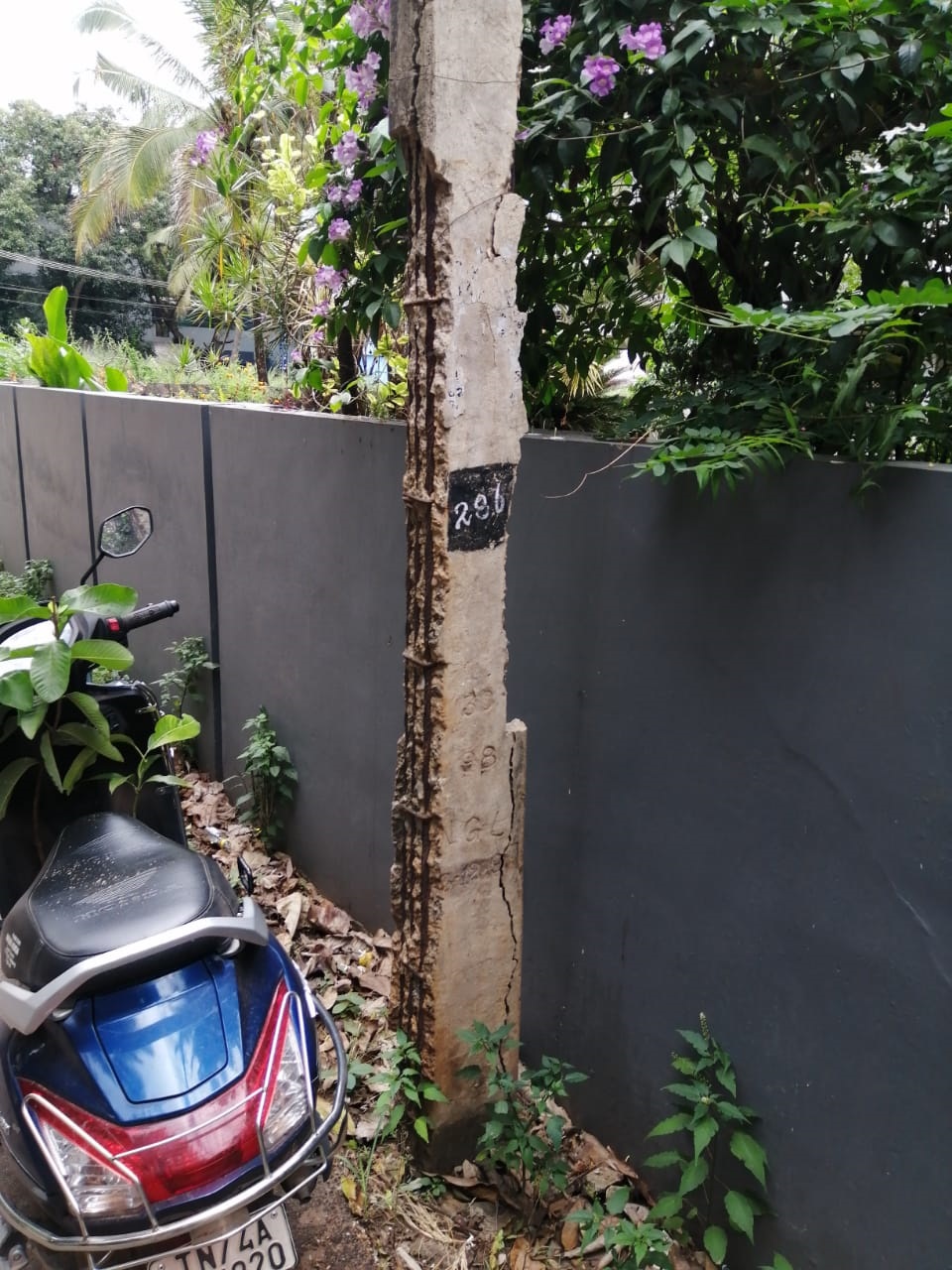 சேதமடைந்த மின்கம்பம் சேதமடைந்த மின்கம்பம்