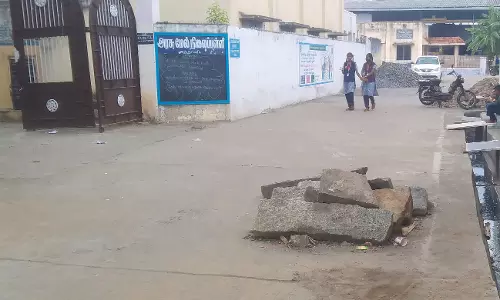 பள்ளிக்கூடம் முன்பு கற்கள்