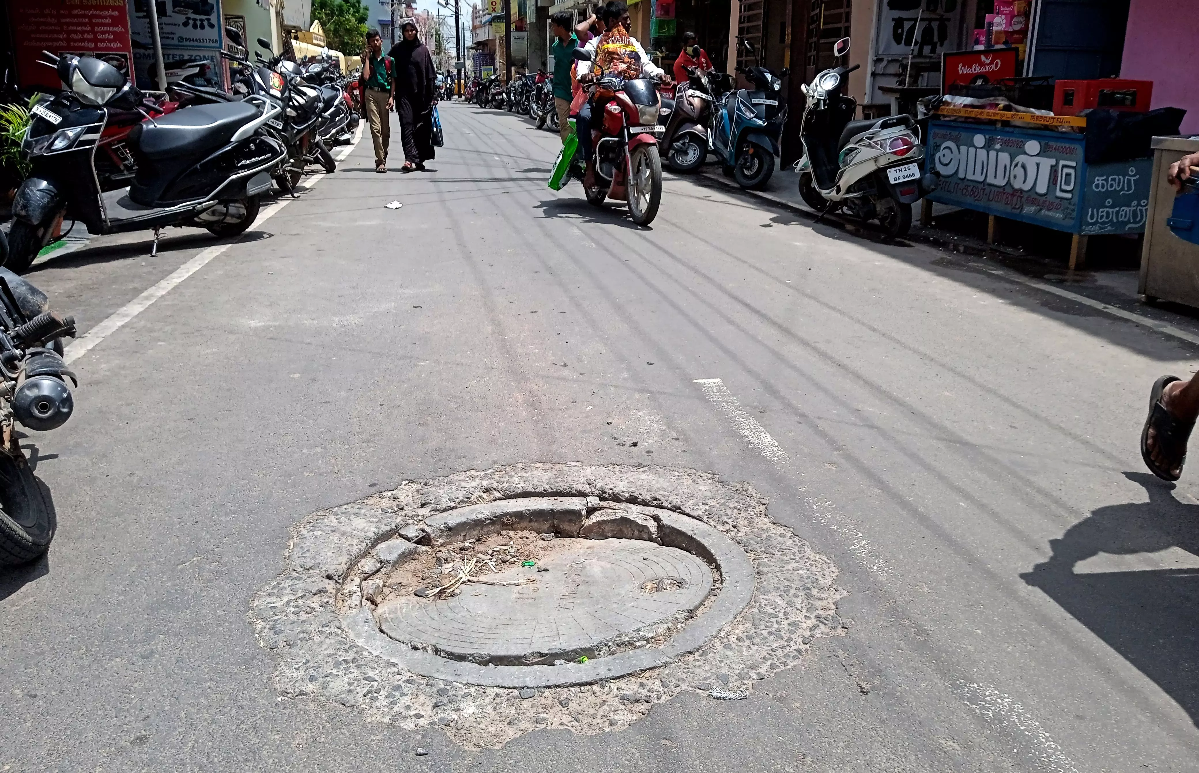 உடையும் நிலையில் பாதாள சாக்கடை மூடி