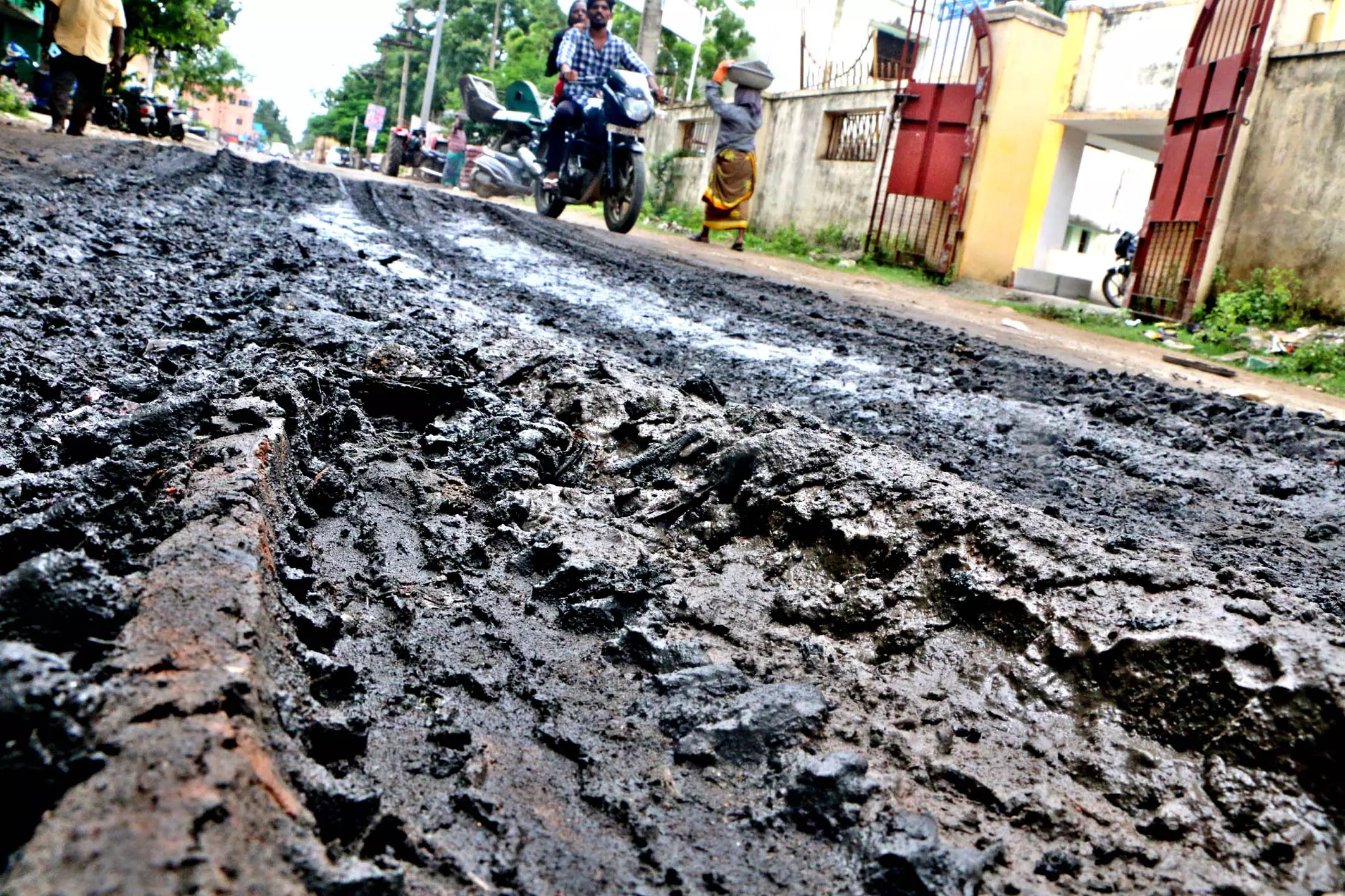 சேறும் சகதியுமான சாலை சேறும் சகதியுமான சாலை