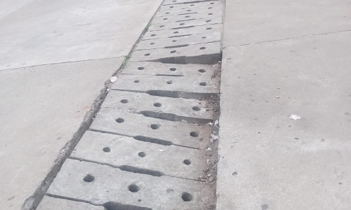 சிதிலமடைந்த கழிவுநீர் வாய்க்கால் சிதிலமடைந்த கழிவுநீர் வாய்க்கால்