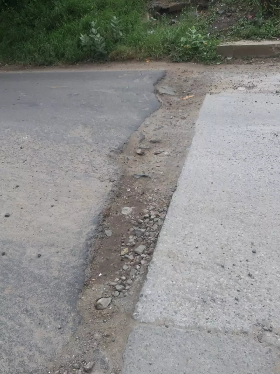 சாலையில் உள்ள பள்ளம்  நிரப்பப்படுமா: