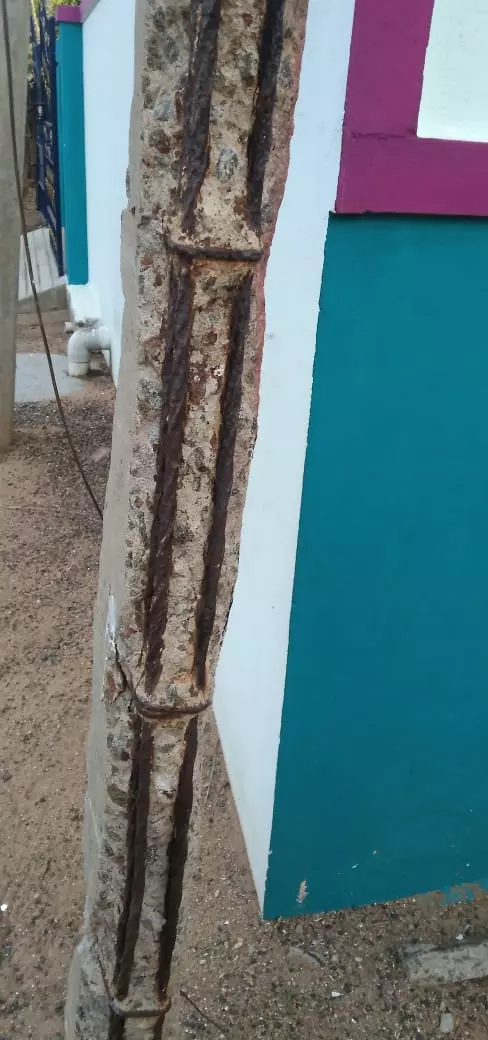 ஆபத்தான மின்கம்பம்