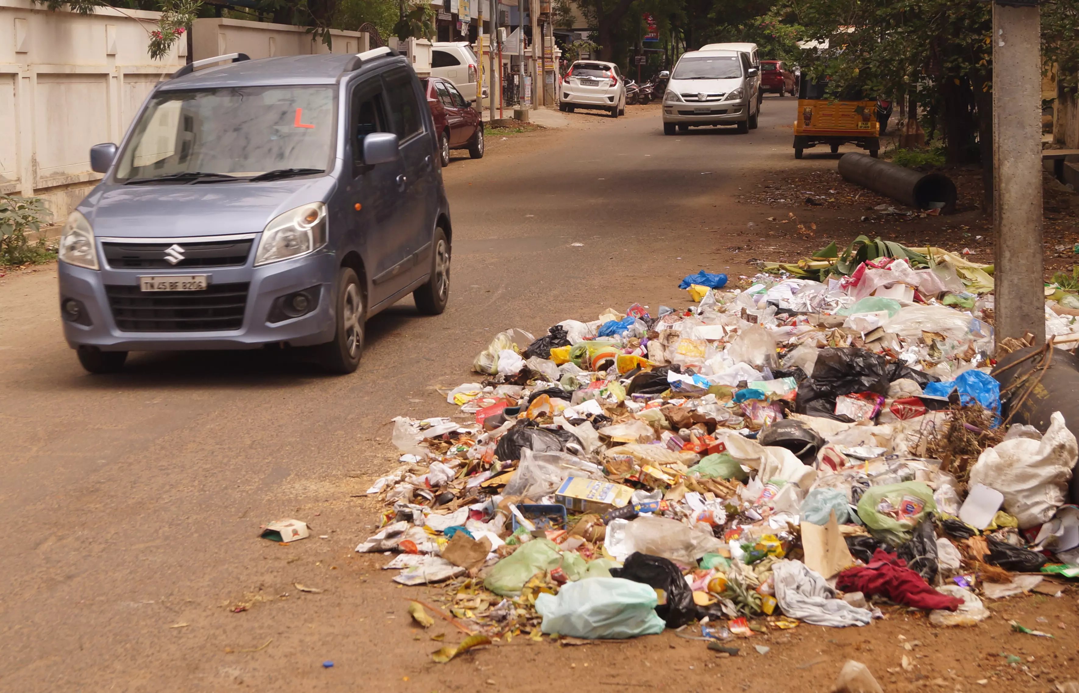 சாலையில் குவிந்து கிடக்கும் குப்பைகள்