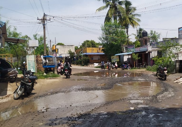 மிதந்து செல்லும் வாகனங்கள் மிதந்து செல்லும் வாகனங்கள்