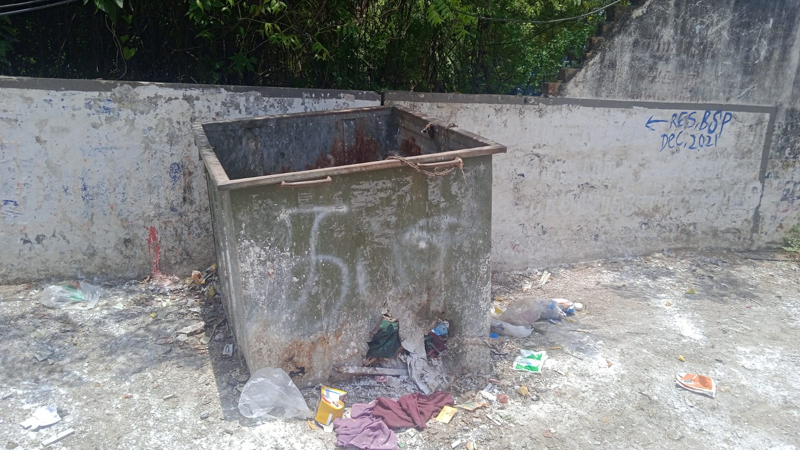 பழுதடைந்த குப்பைத்தொட்டி