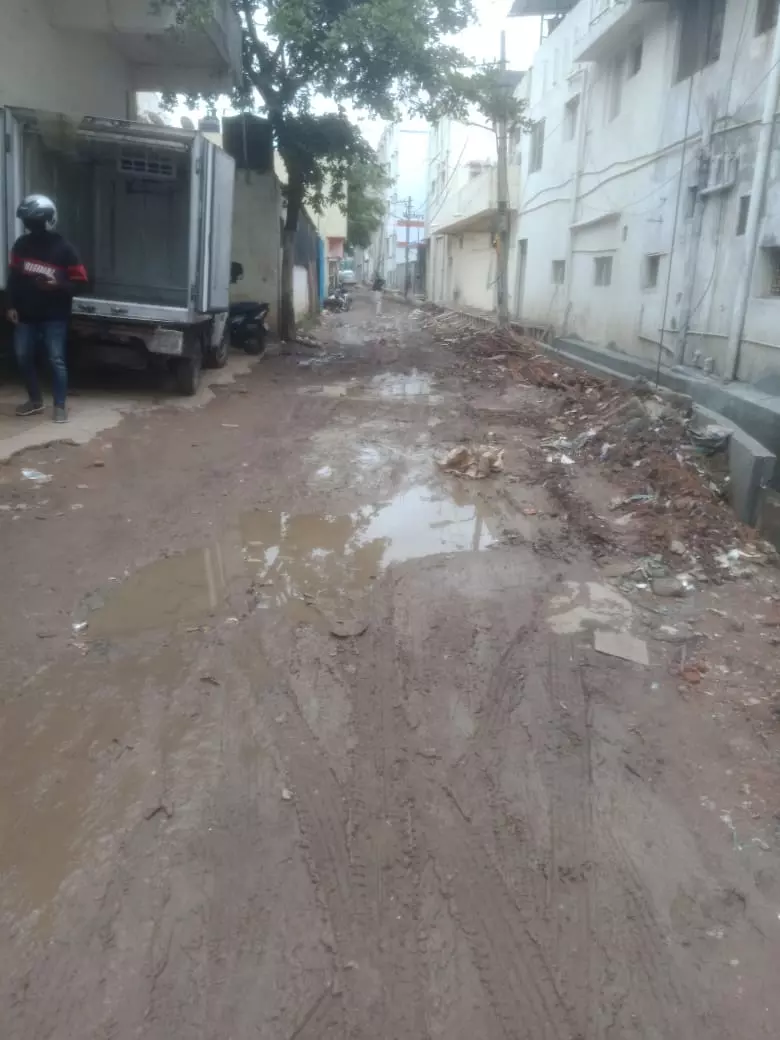 சாலையோரம் கிடக்கும் சாக்கடை கழிவுகள் சாலையோரம் கிடக்கும் சாக்கடை கழிவுகள்