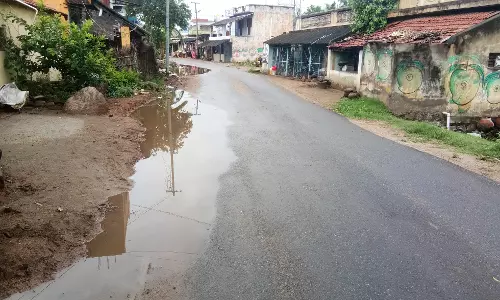 மழைநீரில் தத்தளிக்கும் வாகனங்கள்