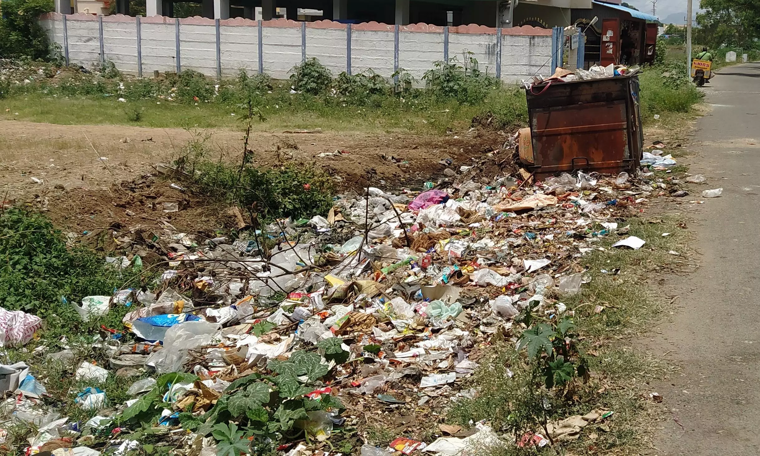 கால்வாயில் குவிந்துள்ள குப்பைகள்