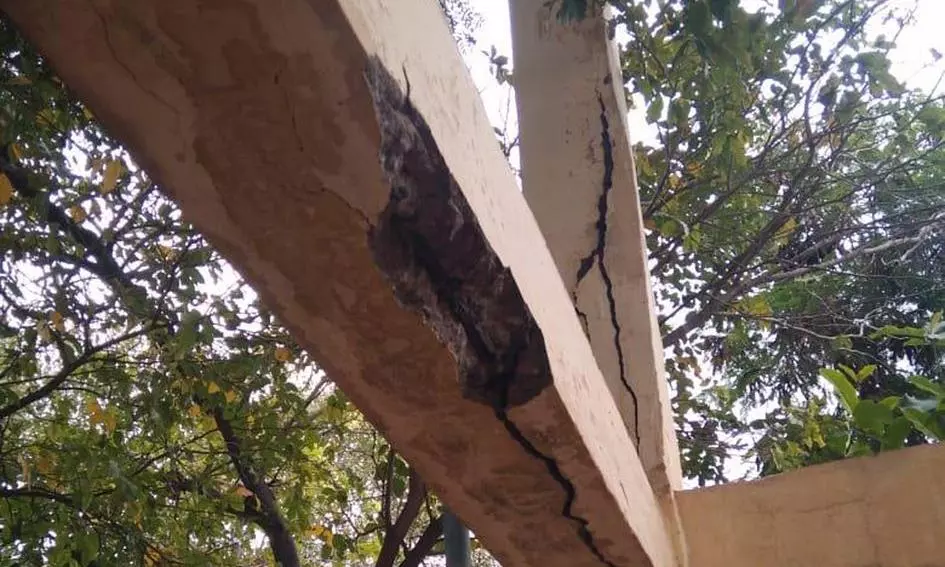 மேல்நிலை குடிநீர் தொட்டி சேதம்