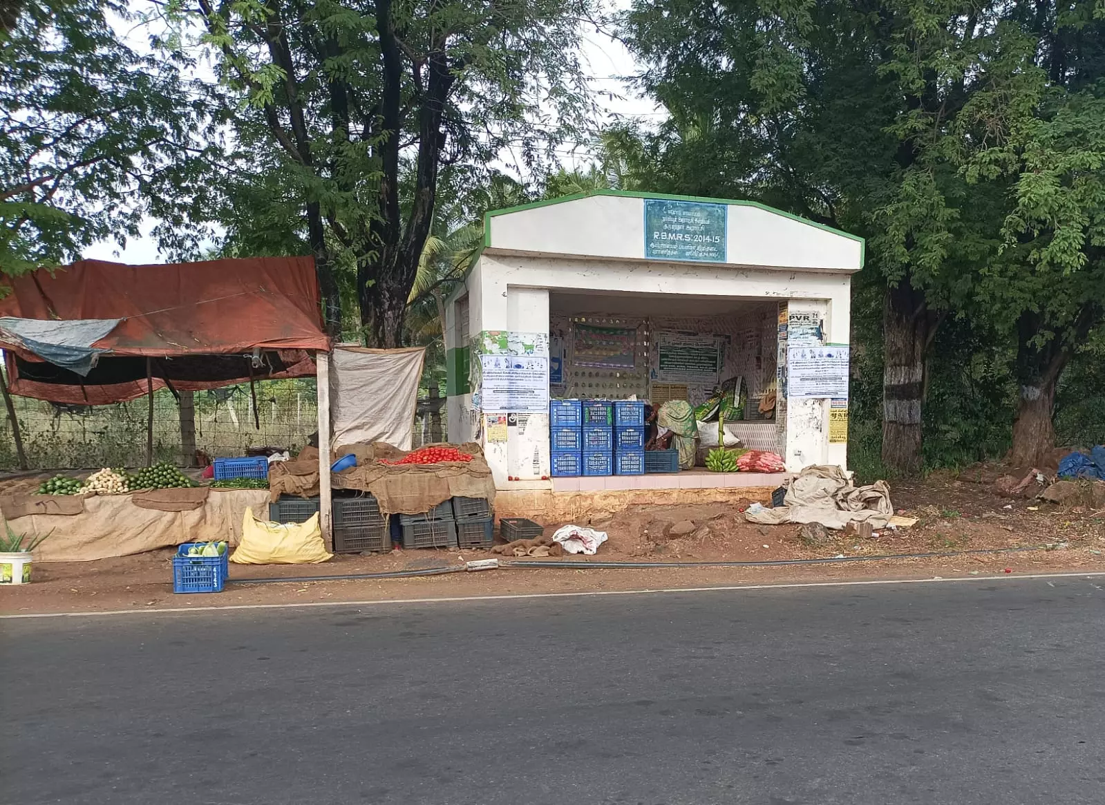 நிழற்குடையை மீட்பார்களா?