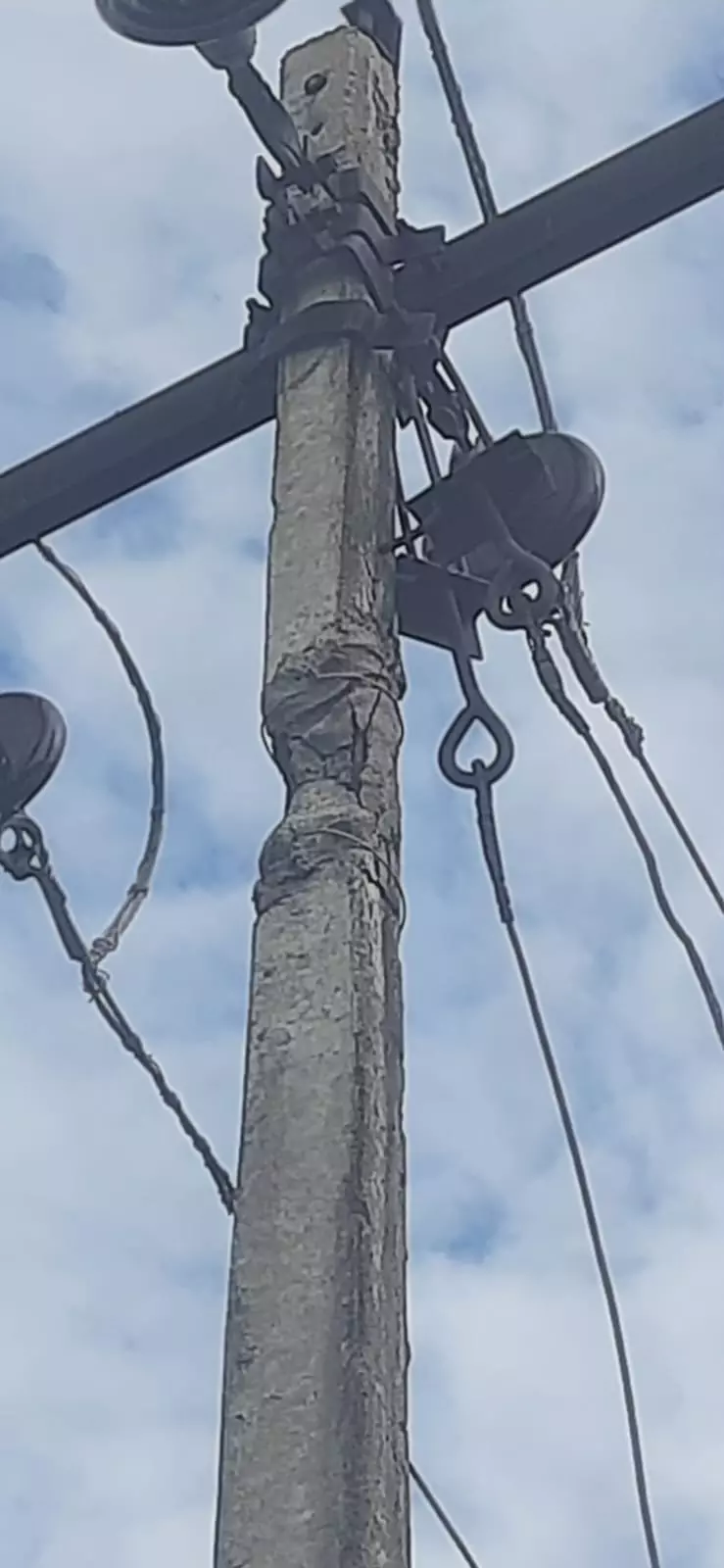 ஆபத்தான மின்கம்பம் ஆபத்தான மின்கம்பம்