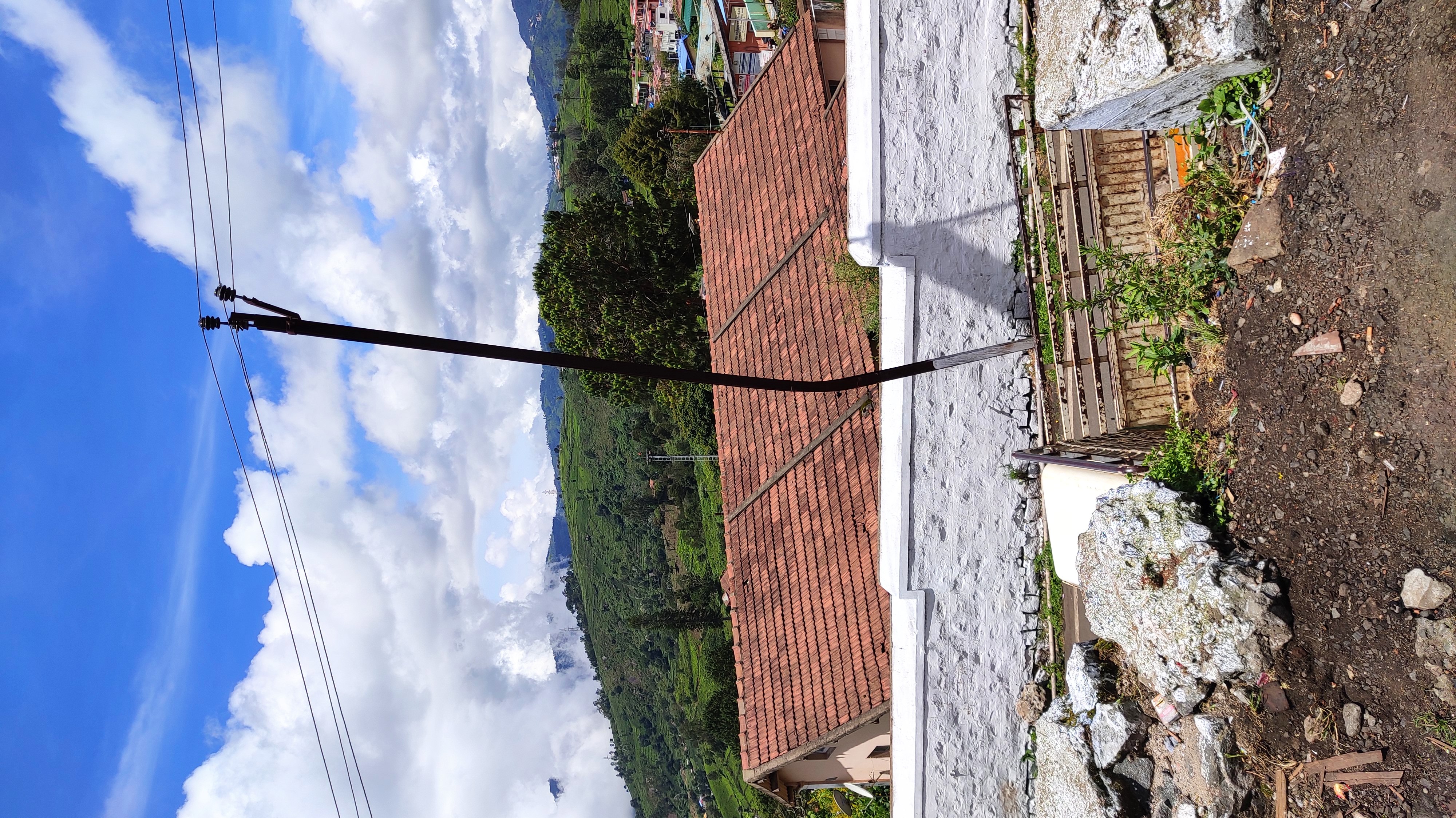 வளைந்த மின்கம்பம்