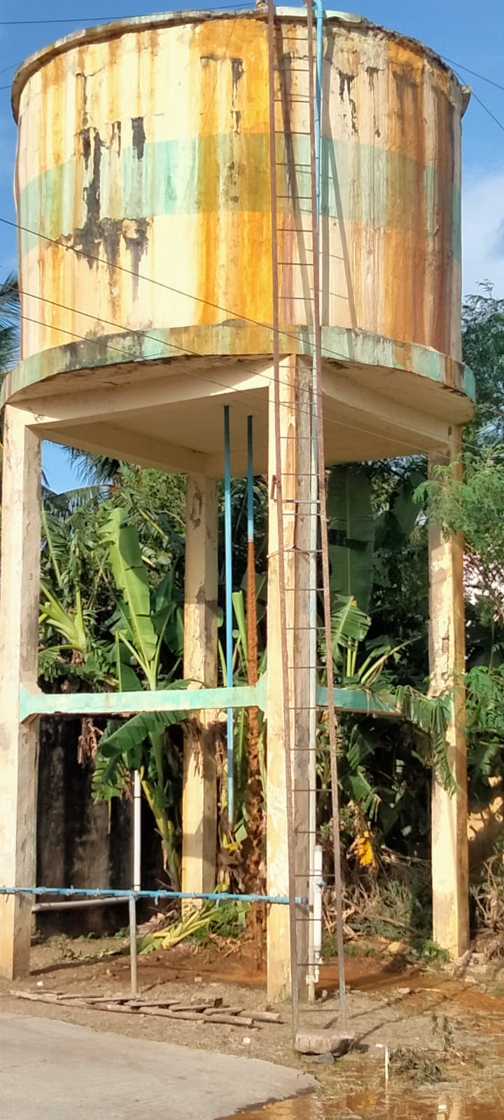 சேதமடைந்த மேல்நிலை நீர் தேக்க தொட்டி