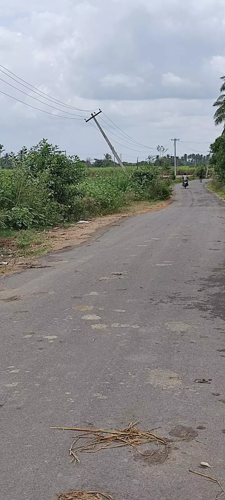 மின்கம்பத்தால் விபத்து அபாயம்