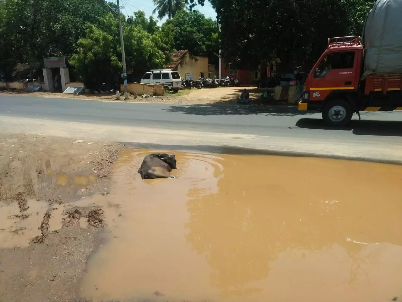 குளமாக மாறிய சாலை