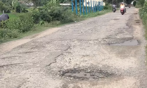 குண்டும், குழியுமான தார்சாலை