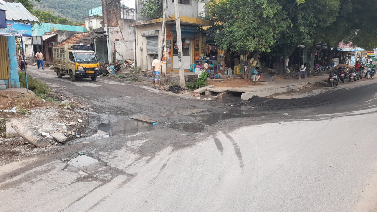 கால்வாயில் தேங்கும் கழிவுநீரால் துர்நாற்றம் கால்வாயில் தேங்கும் கழிவுநீரால் துர்நாற்றம்