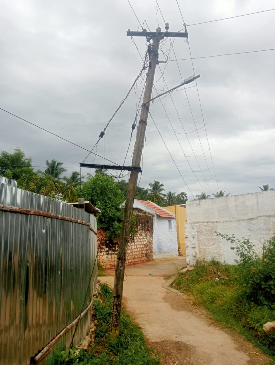 கீழே விழும் நிலையில் மின்கம்பம் கீழே விழும் நிலையில் மின்கம்பம்