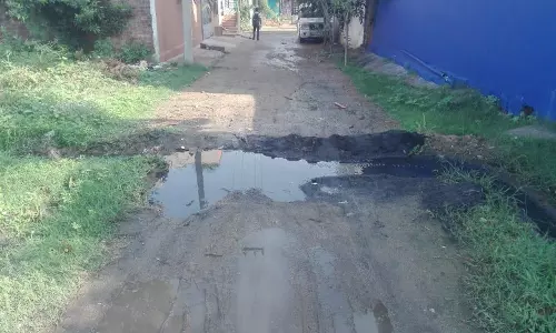 நடுரோட்டில் கழிவுநீர் தேங்கும் அவலம்