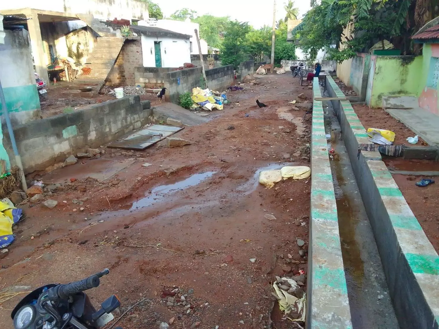 சிமெண்டு சாலை அமைத்துத்தர வேண்டும் சிமெண்டு சாலை அமைத்துத்தர வேண்டும்