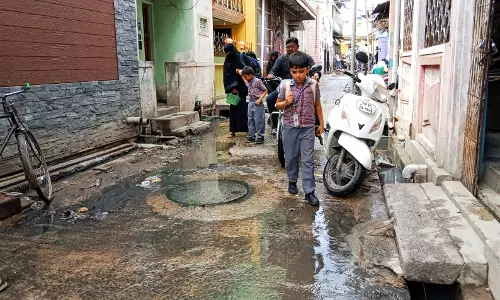 தெருவில் செல்லும் கழிவுநீர்