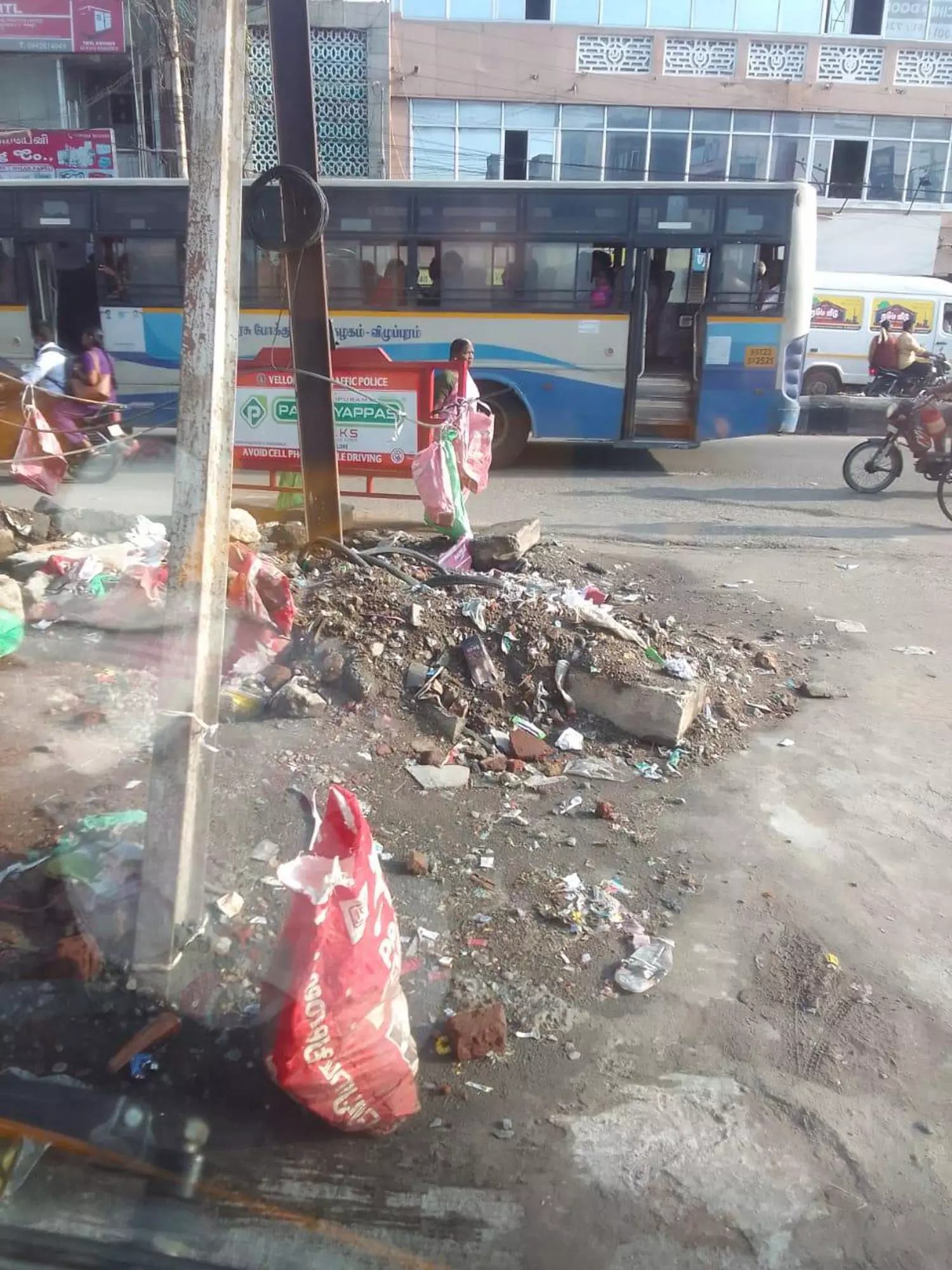 பாதாள சாக்கடை பள்ளத்தை சரியாக மூடவில்லை