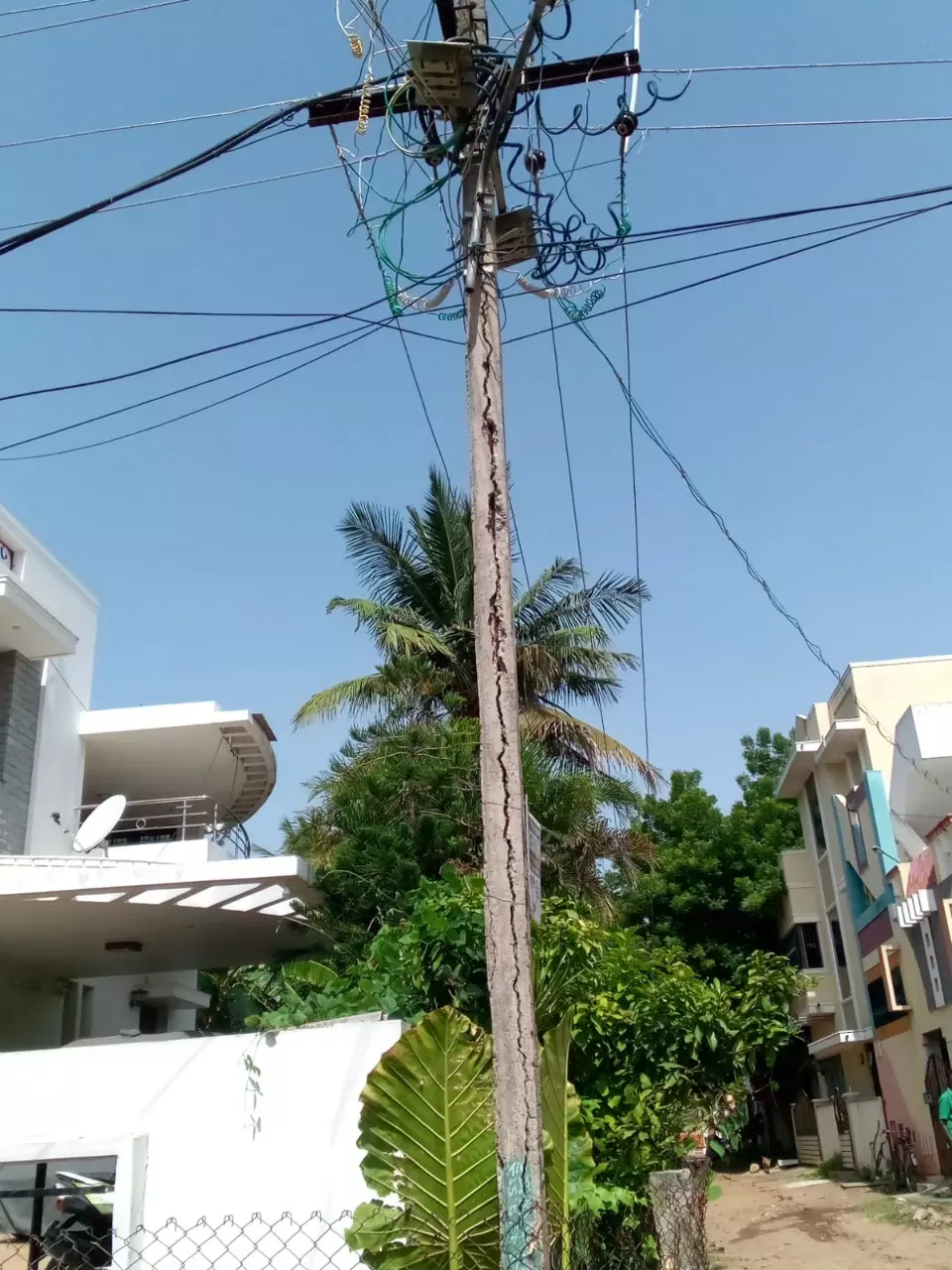 சிதிலமடைந்த மின்கம்பம்