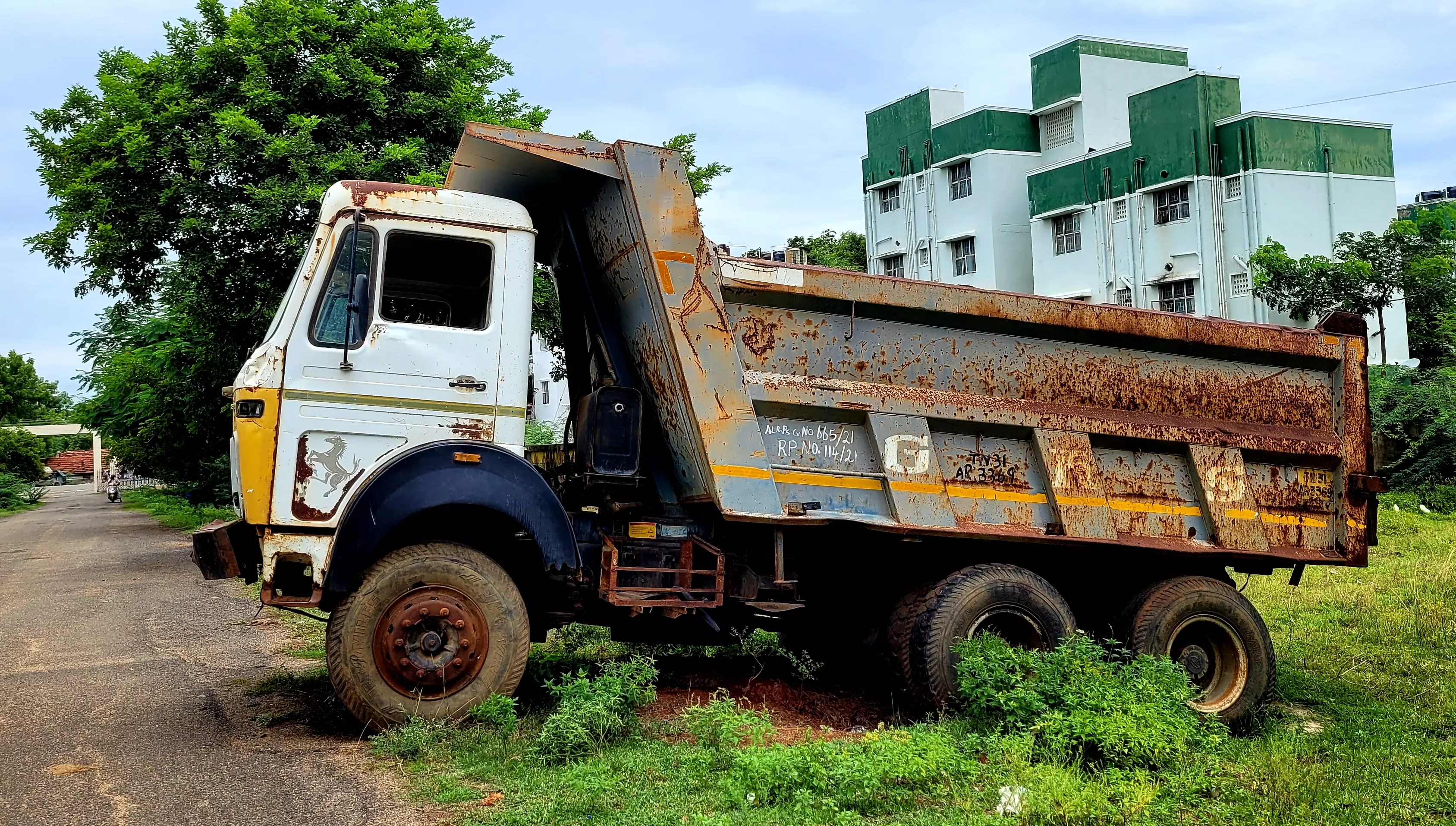 அகற்றப்படாத லாரி