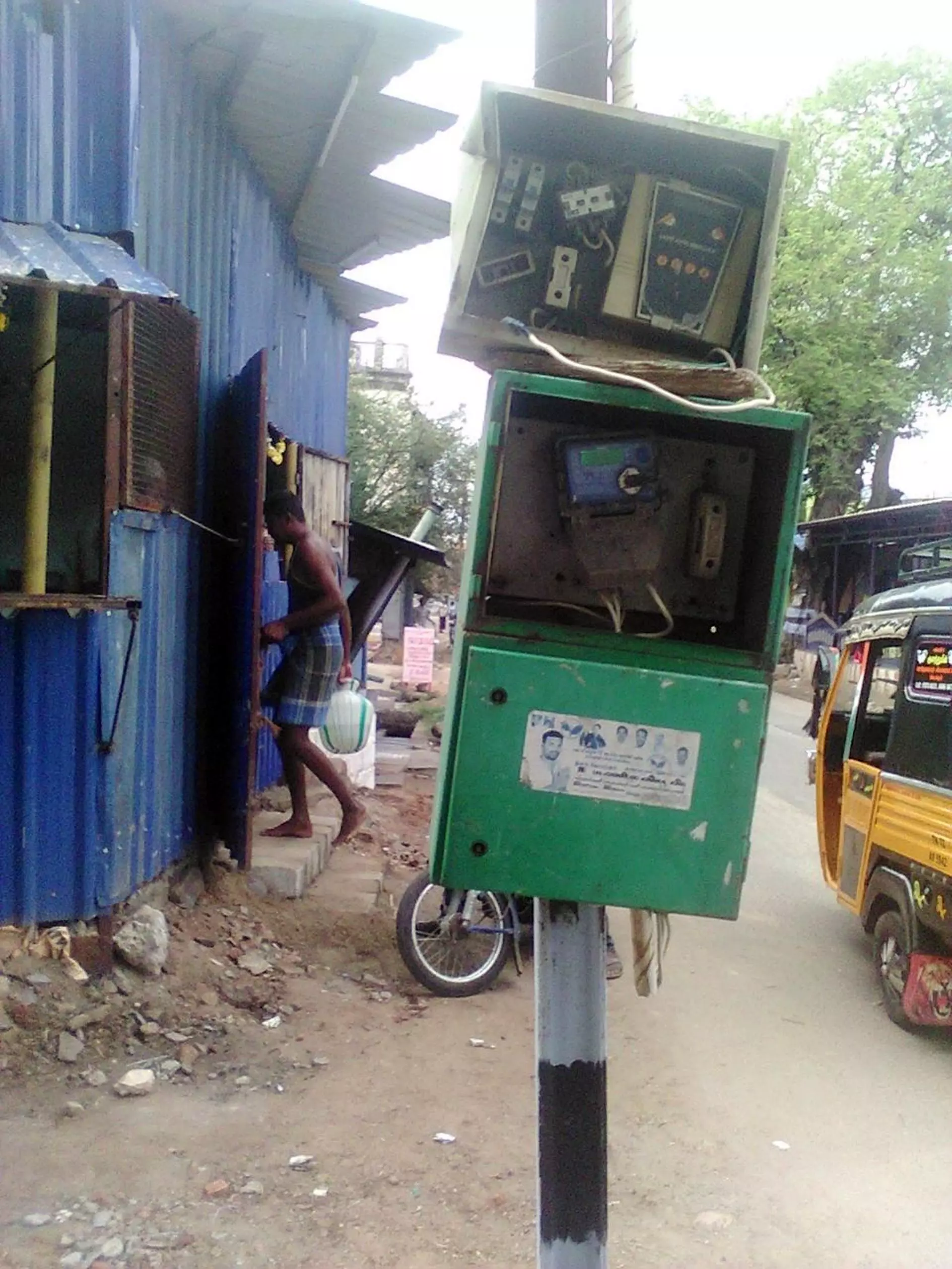 ஆபத்தான மின்பெட்டி ஆபத்தான மின்பெட்டி