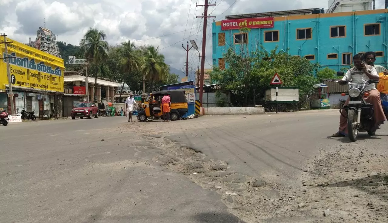 சேதமடைந்த சாலையால் விபத்து