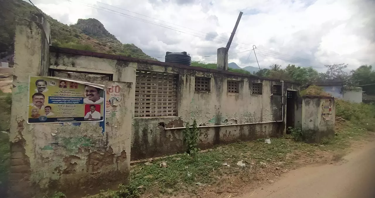 சேதமடைந்த சுகாதார வளாகம்