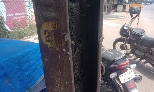 பழுதடைந்த மின் இணைப்பு பெட்டி பழுதடைந்த மின் இணைப்பு பெட்டி