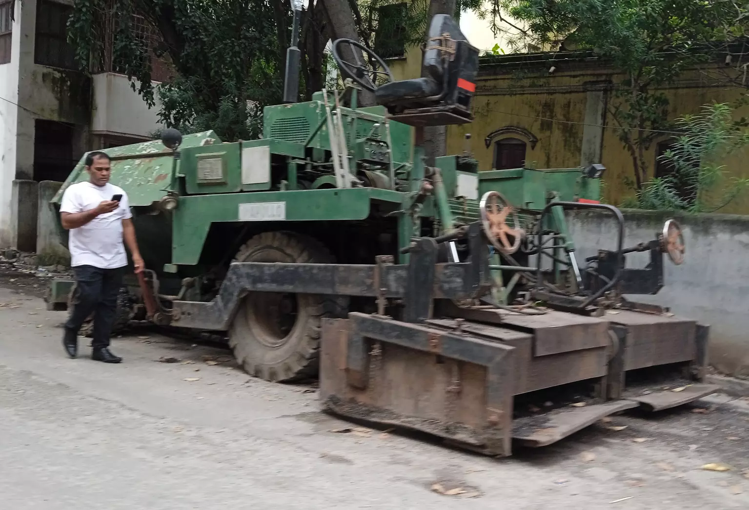 போக்குவரத்துக்கு இடையூறாக நிற்கும் எந்திரம் போக்குவரத்துக்கு இடையூறாக நிற்கும் எந்திரம்