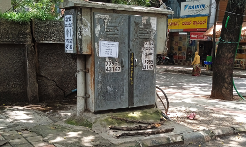 பாதசாரிகளை அச்சுறுத்தும் மின்இணைப்பு பெட்டி பாதசாரிகளை அச்சுறுத்தும் மின்இணைப்பு பெட்டி